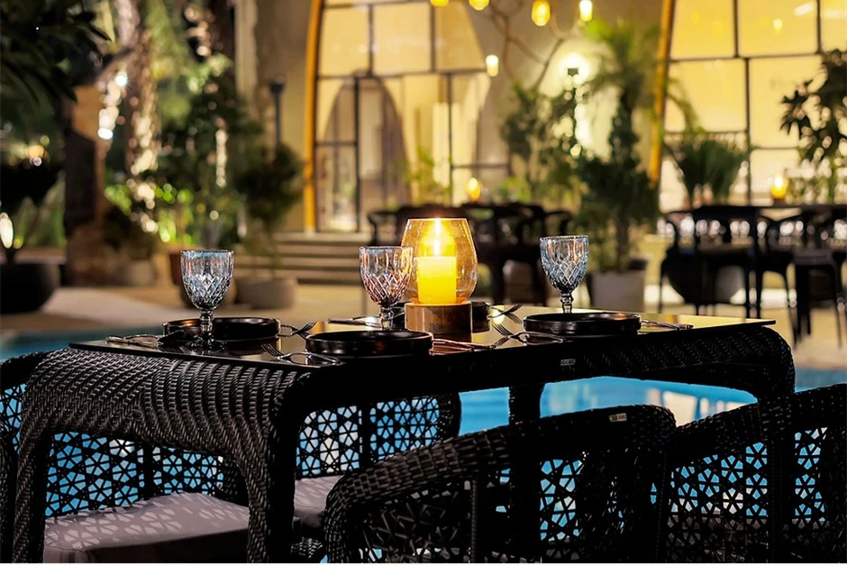 how to choose outdoor cafe furniture